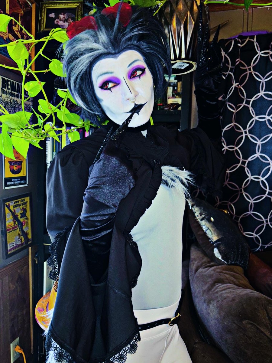 GoetiaPrincecos's tweet photo. POV: your a 4 foot tall imp walking into his living room to find a bird pining over in the corner.
#stolas #fyp #cosplaymakeup #helluvaboss #cosplay https://t.co/5f7o1O4e98