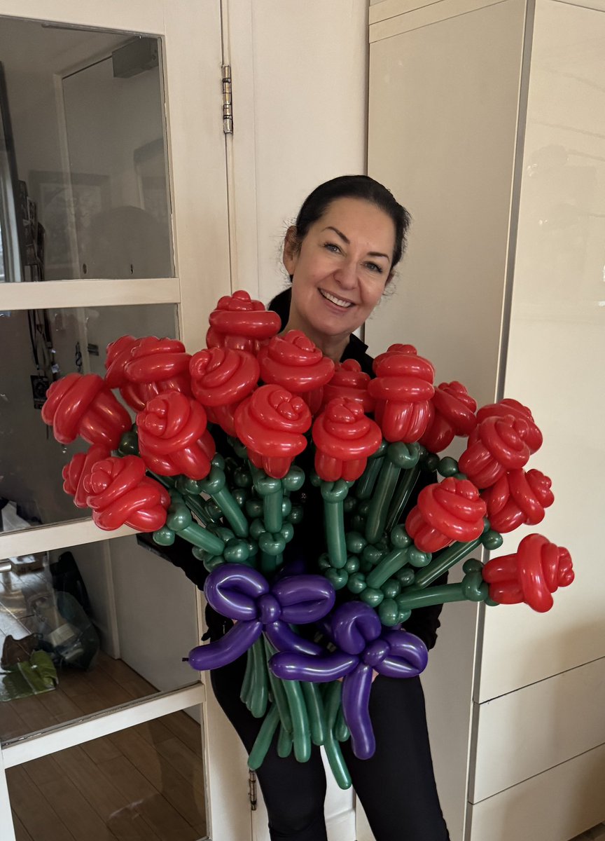 Miss Ballooniverse tweet media