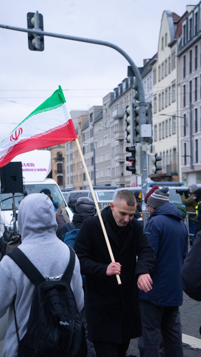 m_dorn_'s tweet photo. Teilnehmer trugen ein altbekanntes Plakat der NPD Kronach, auf dem geschichtsrevisionistischen rechtsextremen Marsch zeigte man sich solidarisch mit Gaza. Ein Teilnehmer trägt die Flagge des iranischen Regimes. #le1402 https://t.co/M38xRJAuPm