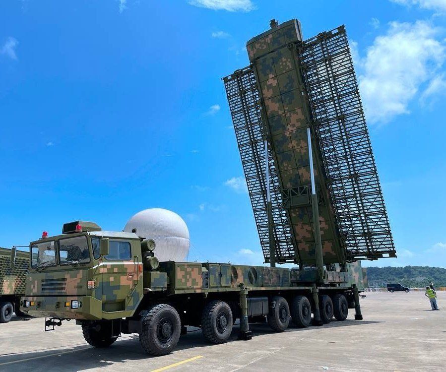 AnalistaClara's tweet image. ¡PURO CUENTO CHINO! 🇨🇳🛰️ Irán recibe radares YLC-8B para "frenar" al F-35 de EE. UU. e Israel. 🇱🇷🇮🇱 ¡Creen que con chatarra verán al acero invisible! 🤡📉 ¡Tecnología de juguete contra poder real! #Iran #Stealth #USA