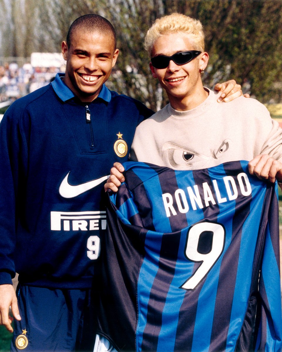 Buon compleanno <a href="/ValeYellow46/">Valentino Rossi</a> 😍🖤💙