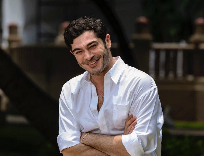 Burak Deniz hem yetenekli hem karizmatik.. Bakışlarıyla bile duyguları hissettirebilen bir oyuncu. Onu romantik komedide, dramda, aksiyonda pek çok farklı türde işte izledik. Her projesinde radikal dönüşümler yaşaması şöyle dursun, kendi oyunculuğundaki o rengi yer aldığı tüm