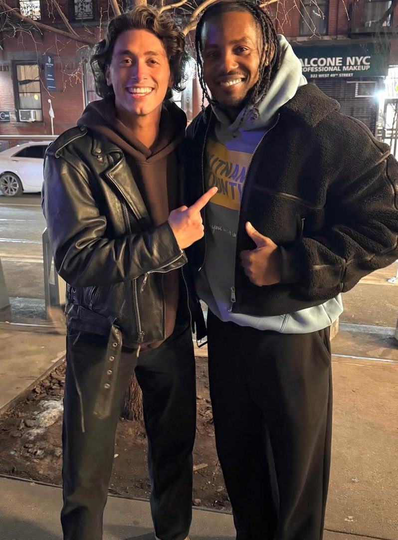 Bronzeado! Antonio Cipriano em nova foto via mattmanuelmusic, no Instagram.