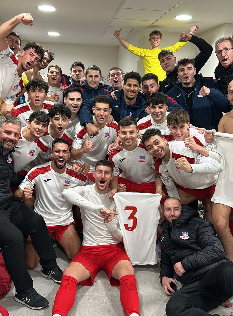 ADComplutense's tweet photo. Llegamos a Ganapanes, ganamos y nos vamos.. 😏

¡¡Imponente partido de los de @AlvaroVaraLopez para llevarnos el ➕3️⃣ 🆚 @UnionAdarve "B"!! 💪🏼

¡¡La alegría de veros celebrar otra vez!! 😍

¡¡La semana que viene volvemos al Ferial!! 🫶🏼

#EsaMaravillosaMinoría 🤫
#VamosComplu
🤍❤️ https://t.co/cbsXuxoDg4