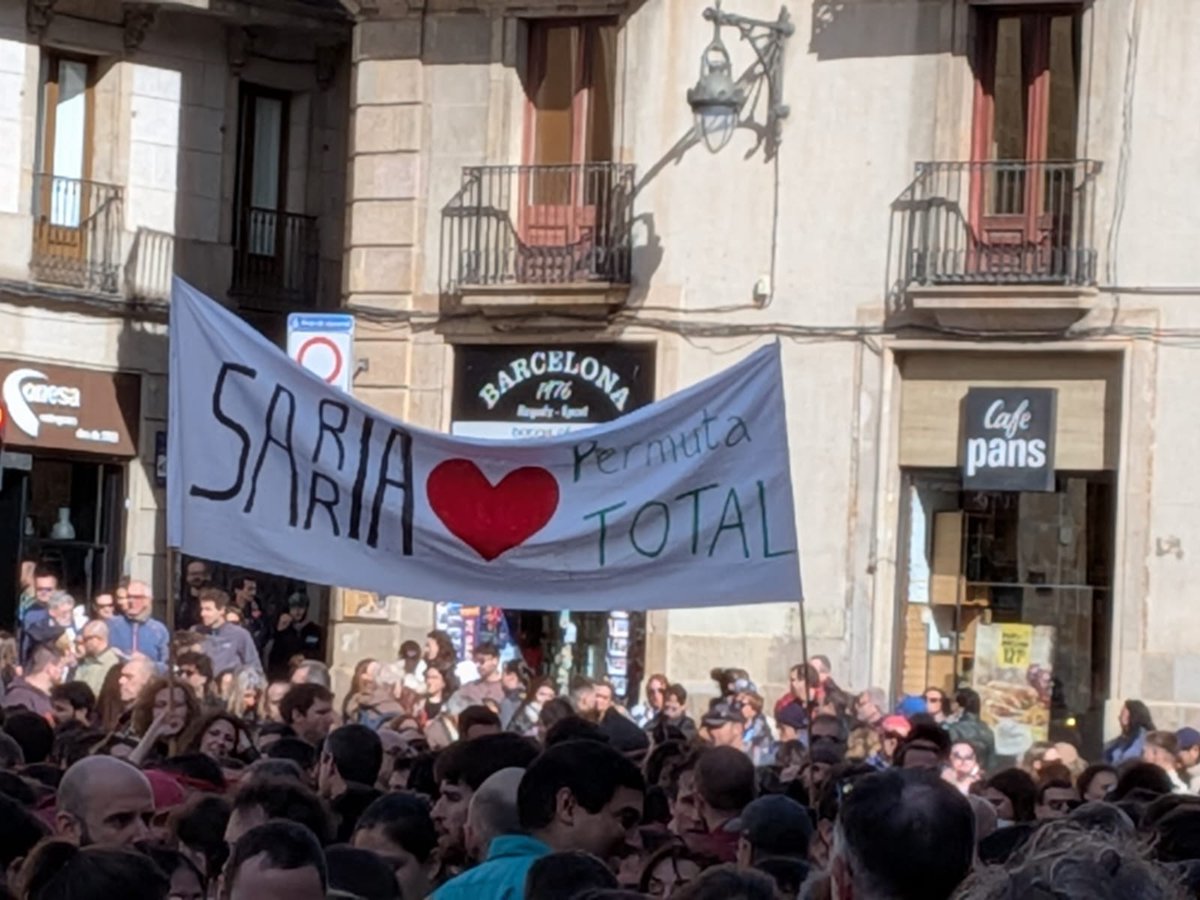 CanRaventos's tweet photo. El clam per la permuta total de @CanRaventos ha format part de la Diada castellera de Santa Eulàlia de la mà de @CdSarria 😍
Tothom hi guanya‼️Barri, promotora, ajuntament i clima☀️🌼 https://t.co/ATy9hV2mSA