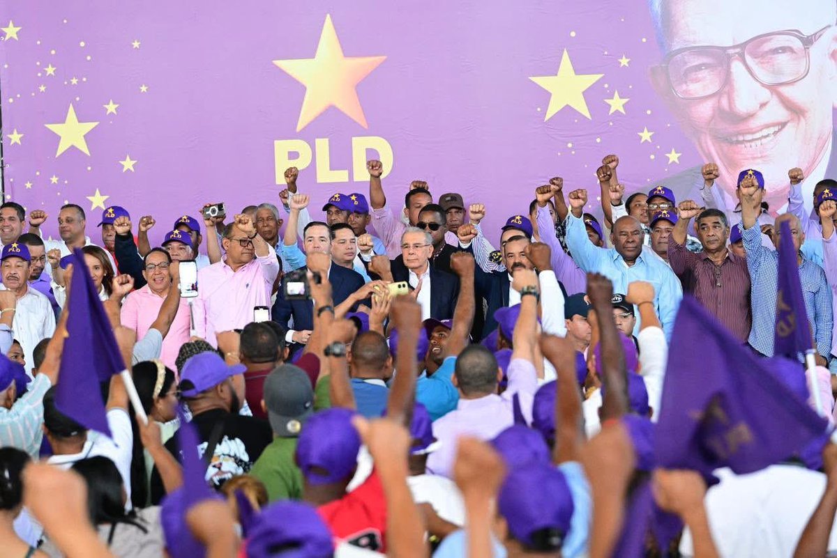 marizan_rafael's tweet photo. Barahona habló y gritó a todo pulmón que con el @PLDenlinea se vivía mejor.
@DaniloMedina y @JohnnyPujols fueron recibidos con entusiasmo y esperanza.
#ConElPLDSeVivíaMejor 
#BarahonaEsPLD ⭐️💪🏾😎 https://t.co/706xmOKQKr