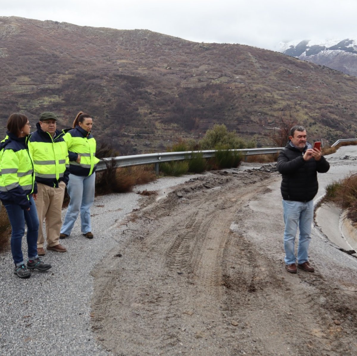 jorge_matesanz's tweet photo. Publica @guejarsierra_ imágenes del estado en el que se encuentra el Collado del Alguacil tras el paso de las borrascas. ¿Dará tiempo a que esté listo para la #LaVuelta26? https://t.co/LZOUGweTOl
