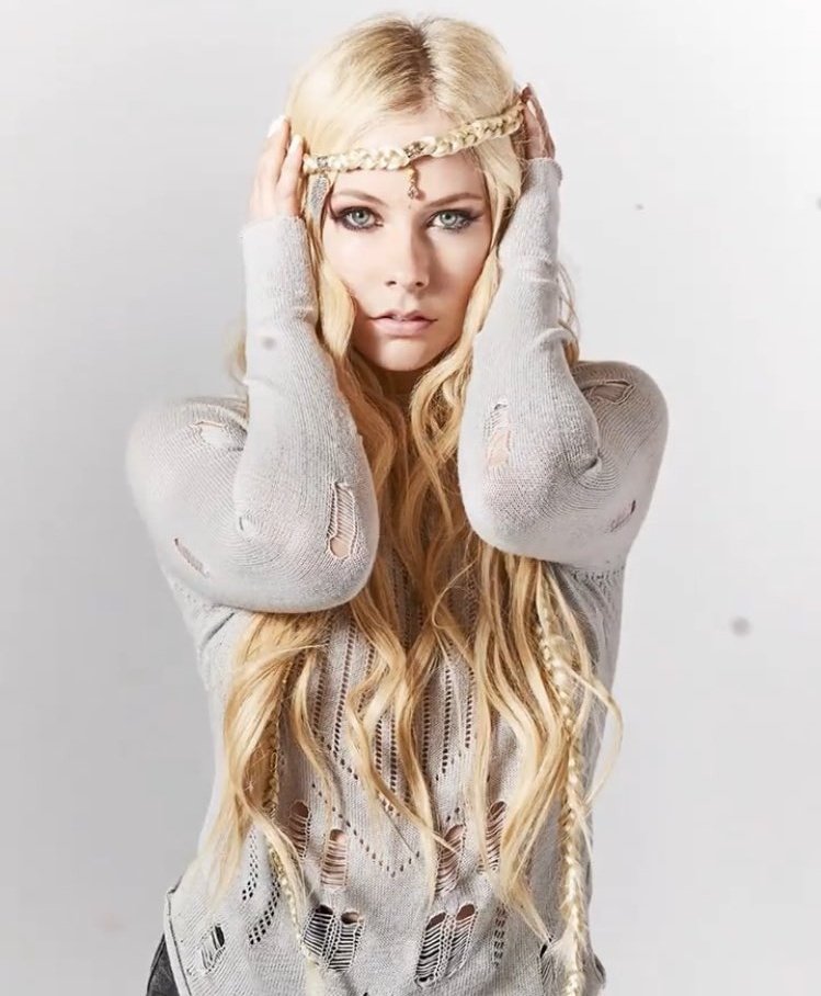 Avril Lavigne Updates tweet media
