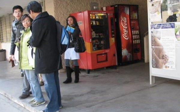 elpoderdelc's tweet photo. 🚨🥤1 de cada 3 nuevos casos de diabetes se asocia a bebidas azucaradas.
Pese a esto, un proyecto de sentencia busca que #CocaCola regrese a las aulas.
Conoce más de este amparo que ha pasado a la @SCJN. https://t.co/RhU2NInk20 https://t.co/oNK8kx8zmb