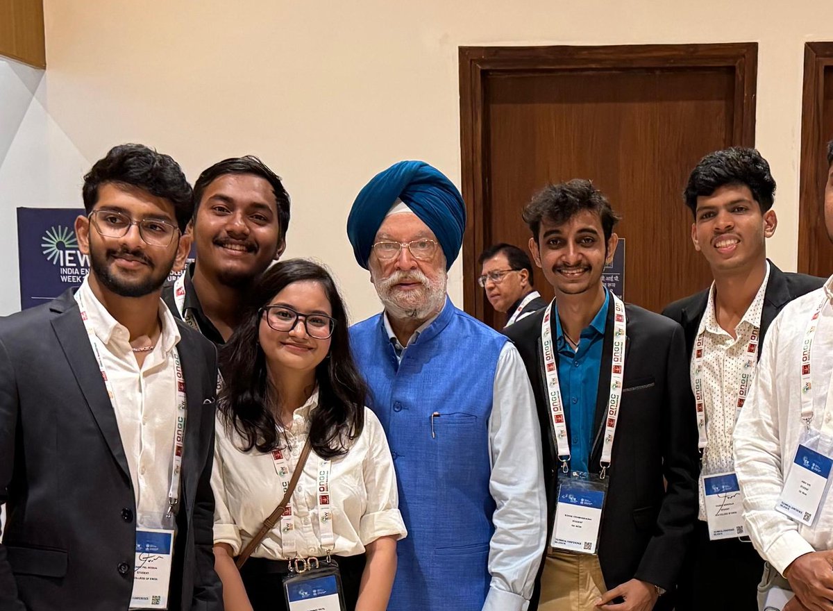 Mishar1549's tweet photo. Was a wonderful meeting at #IEW with our horable minister of petroleum shree @HardeepSPuri https://t.co/lwkPkQAvd6