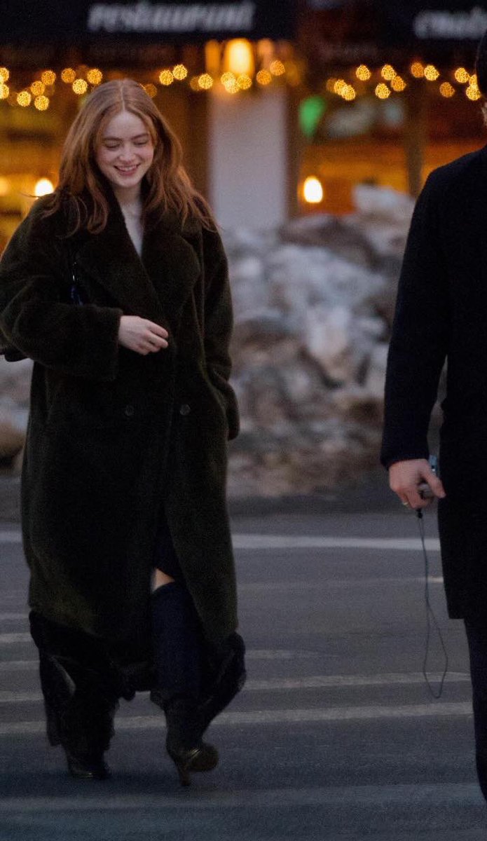sadiesinkbra's tweet photo. Sadie Sink marcou presença ontem no casamento da sua amiga Maya Hawke com o musico Christian Lee Hutson, em New York. https://t.co/vY6xLYsRPn