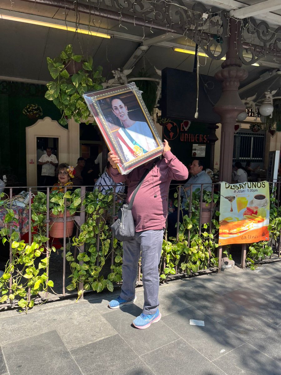 DiariodeMorelos's tweet photo. #PrimerInformeMGS #DDMInforma
En el marco del evento, el señor Jacinto, un vendedor ambulante, se hizo presente ofreciendo diversos artículos, entre ellos cuadros con la imagen de la presidenta Claudia Sheinbaum y del ex presidente Andrés Manuel López Obrador. El señor los ofrece en 1,500 pesos cada uno.
La venta de estos productos forma parte del ambiente que se vive en los alrededores del recinto, donde simpatizantes adquieren recuerdos y artículos alusivos a figuras políticas nacionales.
Fotos: Christian Jiménez / DDM