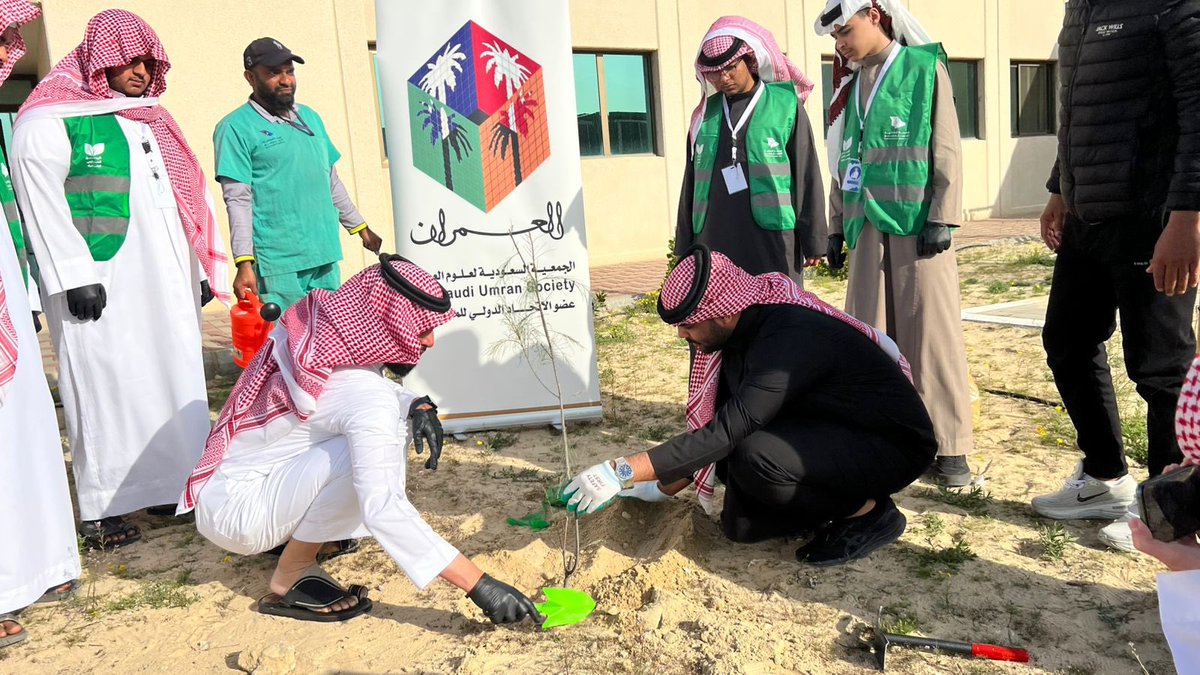 كل الشكر والتقدير لمدير المدرسة  أ.محمد الرفدي والمشرف أ.فيصل الغفيلي على إتاحة الفرصة لنشر المعرفة والتثقيف الزراعي والبيئي ومشاركتهم في زراعة الشتلات ودعم البرنامج وجميع الأساتذة على تعاونهم وللطلاب على تفاعلهم  مع  البرنامج. ونشكر  <a href="/BnMuter1/">Abdullah Alanazi</a>  على حرصه على نجاح البرنامج.