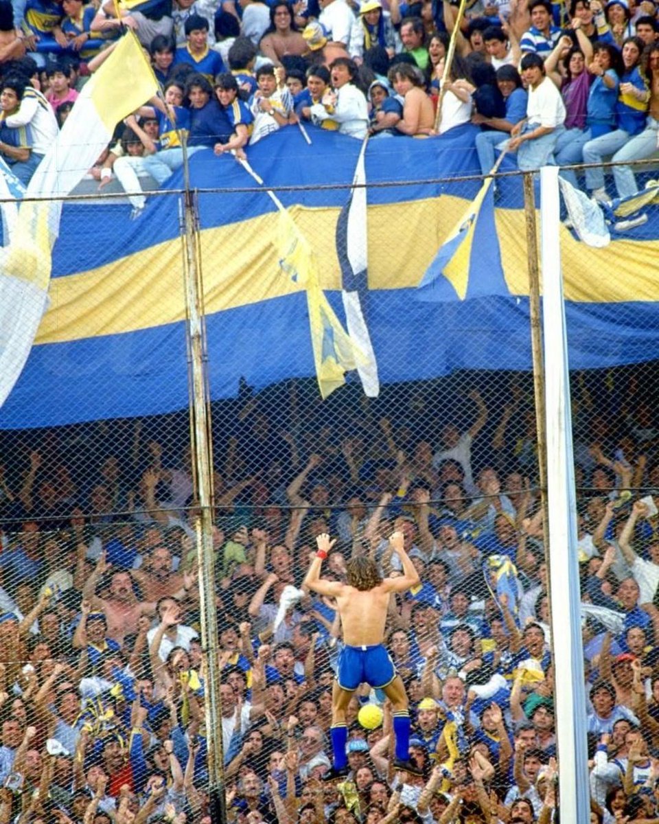 PlanetaBoca's tweet photo. 🇺🇾 Hubo un uruguayo que en Boca quedó marcado a fuego. Sus 86 goles lo dejaron en la cima de una estadística que hasta hoy parece imbatible: ser el máximo goleador oriental en la historia del club.

🙌 Una de sus conquistas más recordadas fue la que refleja la primera foto: a River. Por el Apertura 1992, Boca ganó 1-0 en La Bombonera con el inolvidable gol de Sergio Daniel "Manteca" Martínez, quien se colgó del alambrado y gritó desaforadamente junto con la hinchada. Luego del triunfo, el equipo se encaminó a una consagración inolvidable en ese torneo.

👉 Hoy, "Manteca" Martínez cumple 57 años. Amo y señor del área. Conocía ese perímetro como pocos. Era un maestro de los tiempos. Aún resuena el "¡Uruguayo, uruguayo!" en La Bombonera.

🎂 Feliz cumpleaños, Manteca 💙💛💙
