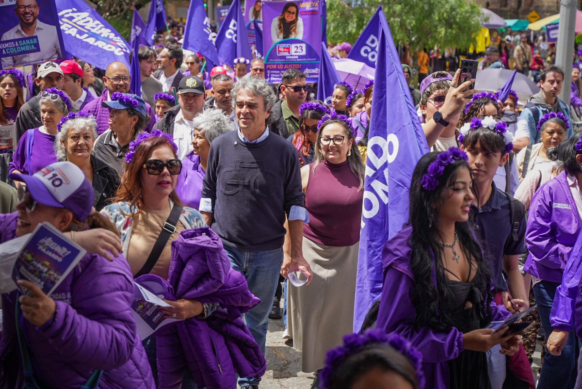 sergio_fajardo's tweet photo. ¡Las mujeres se tomaron el centro de Bogotá porque creen en una alternativa más allá de los extremos! Ellas lideraron el recorrido y representan el rostro de quienes están construyendo una Colombia distinta. https://t.co/XWaxeCU9XI