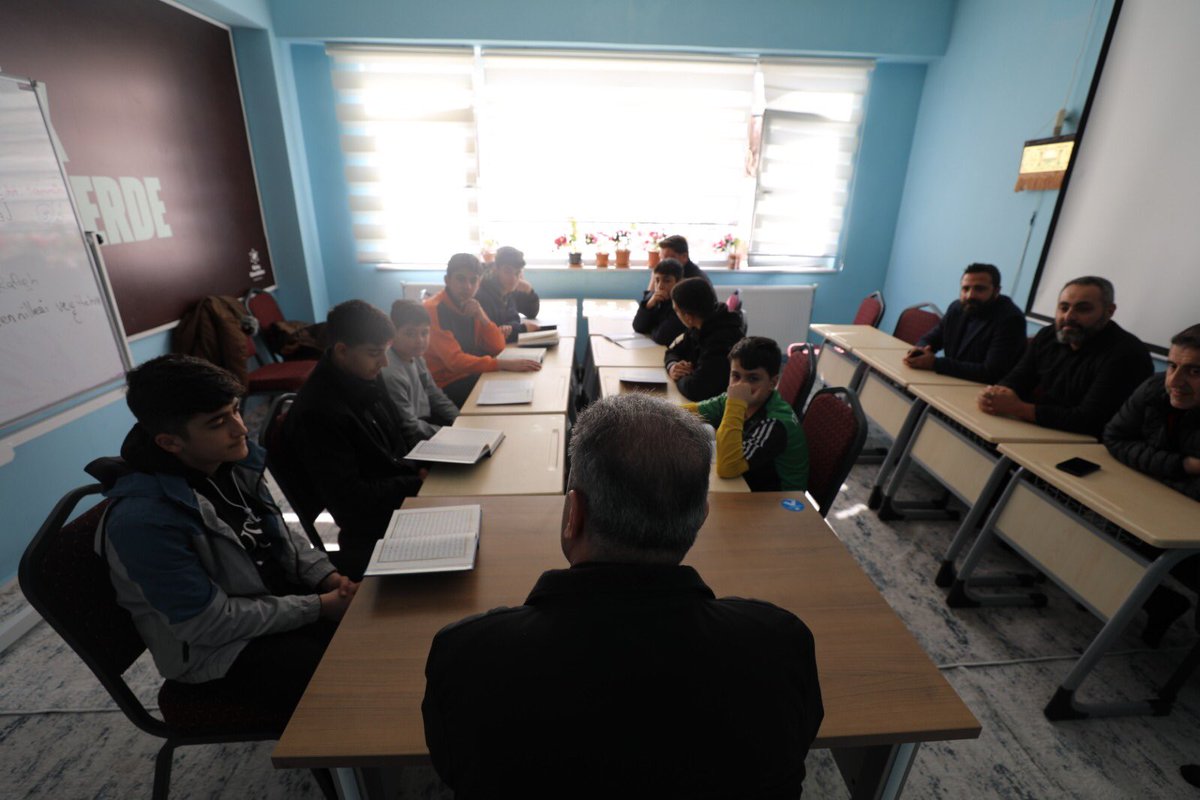 GSB_Van's tweet photo. İl Müdürümüz daha sonra gençlik merkezimizdeki kütüphaneyi ziyaret edip gençlerle kısa bir süre sohbet ettikten sonra müzik atölyesindeki gençlere ise söyledikleri şarkıda eşlik edip kendilerini tebrik etti.

📍Gevaş | Gençlik Merkezi https://t.co/dKbMpWq4DZ