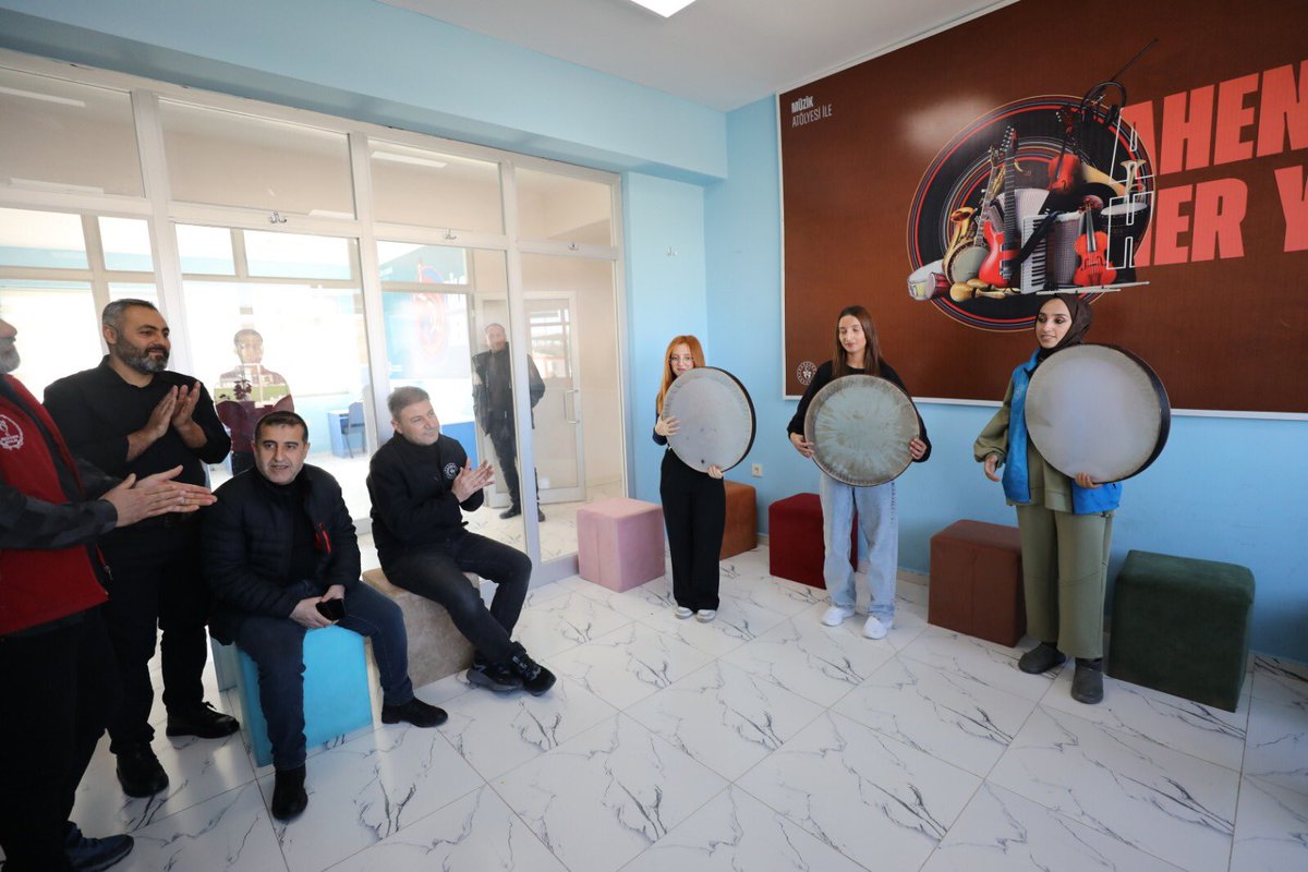 GSB_Van's tweet photo. İl Müdürümüz daha sonra gençlik merkezimizdeki kütüphaneyi ziyaret edip gençlerle kısa bir süre sohbet ettikten sonra müzik atölyesindeki gençlere ise söyledikleri şarkıda eşlik edip kendilerini tebrik etti.

📍Gevaş | Gençlik Merkezi https://t.co/dKbMpWq4DZ
