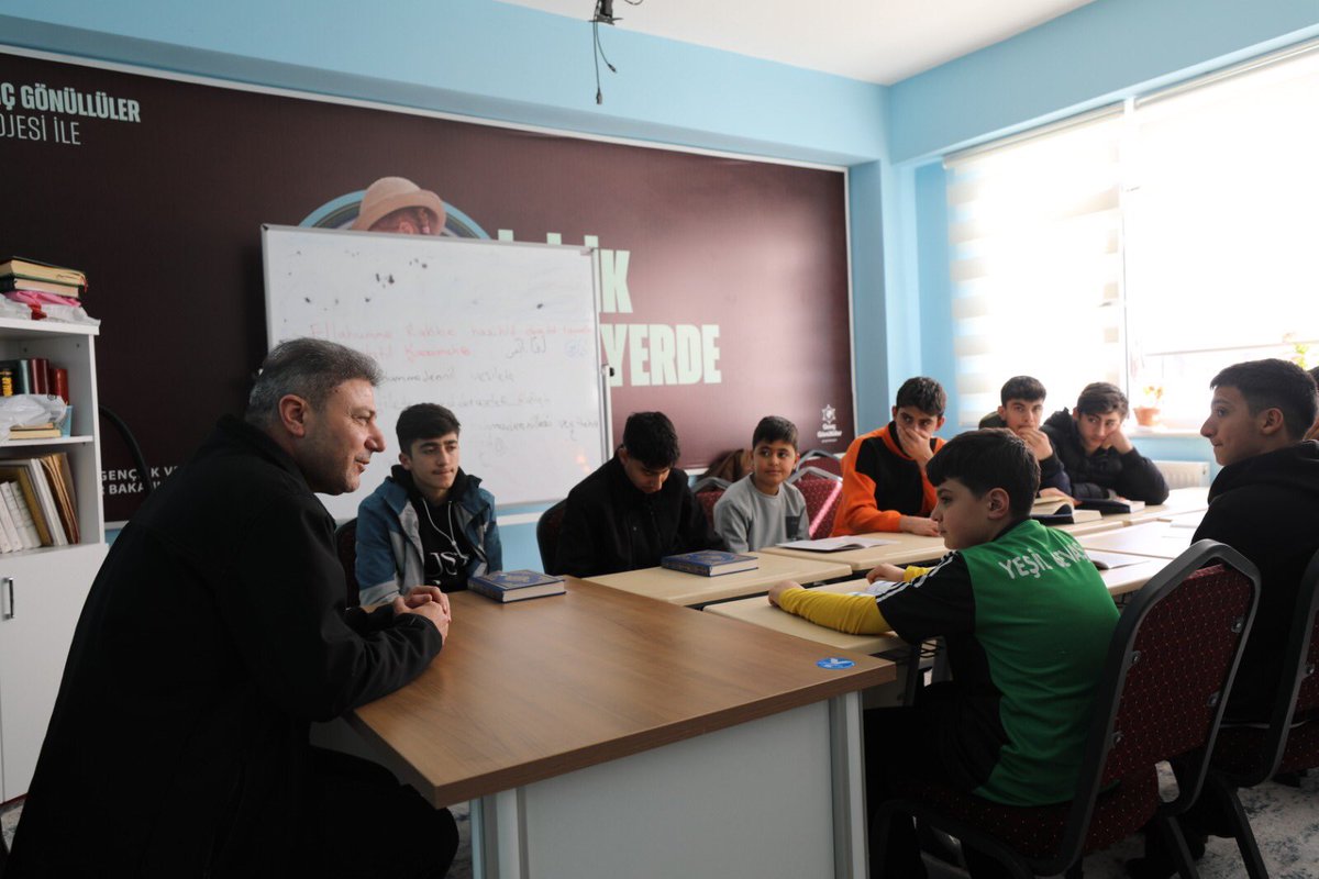 GSB_Van's tweet photo. İl Müdürümüz daha sonra gençlik merkezimizdeki kütüphaneyi ziyaret edip gençlerle kısa bir süre sohbet ettikten sonra müzik atölyesindeki gençlere ise söyledikleri şarkıda eşlik edip kendilerini tebrik etti.

📍Gevaş | Gençlik Merkezi https://t.co/dKbMpWq4DZ