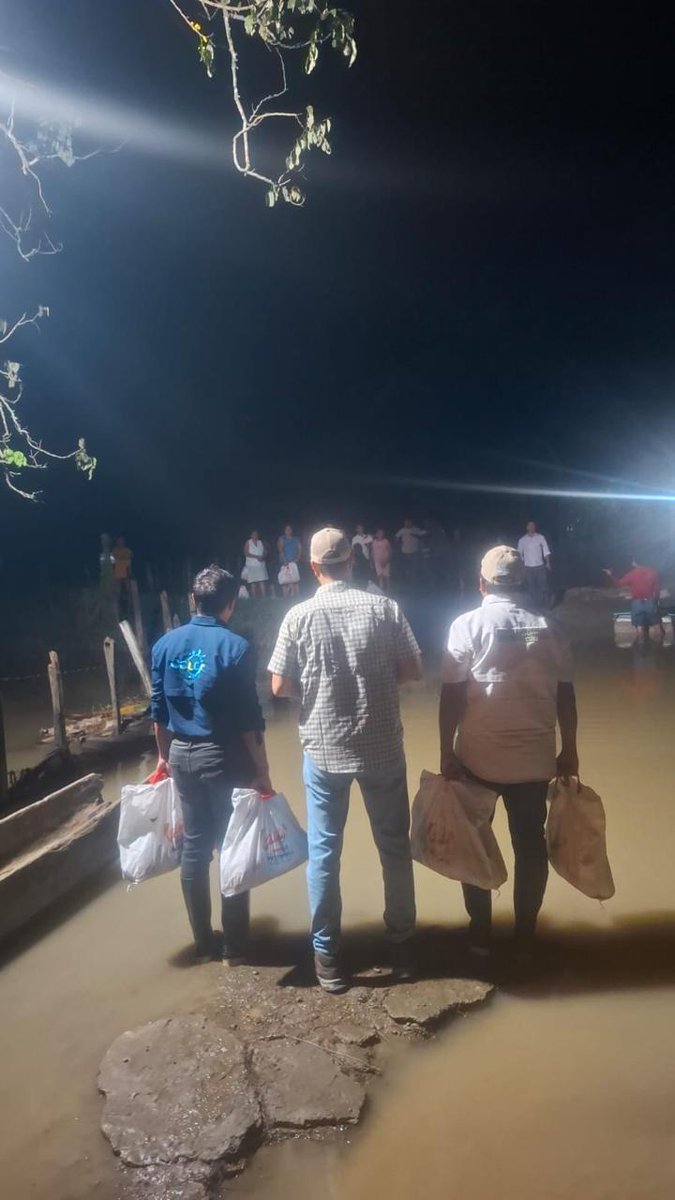 jflafaurie's tweet photo. #SOSGanadero 

La #SolidaridadGanadera ha sido clave durante esta tragedia que viven nuestros ganaderos en todo el país, especialmente en #Córdoba que es el departamento más afectado.

¡Gracias a TODAS las instituciones que han aportado alimentos, ropa y las donaciones en especie que han hecho miles de colombianos!

- Comité de Cebuinos Lecheros y sus Cruces (CCLC)
- @GANACOR_GREMIO  
- @FUNDAGAN 
- @MinutodeDios 
- Fundación Fruto Bendito 

@Fedegan 
#GanaderosSolidarios 
#LlegamosATrabajar 
#OrgullosamenteGanaderos