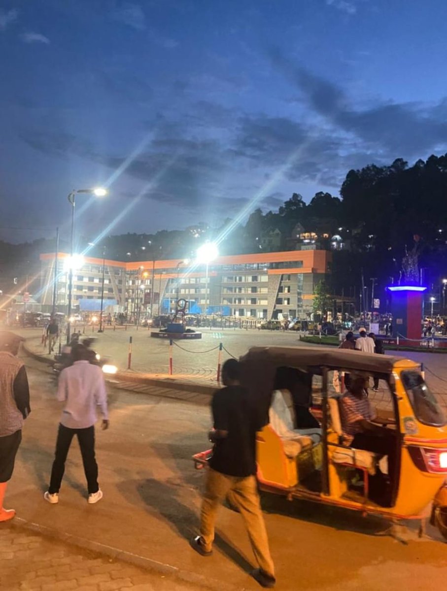 Kivuinfo24's tweet image. 📍#RDC 🇨🇩#Bukavu :Bienvenue à Bukavu sous l’#AFC/M23 ! 🌆✨
La ville a changé : les rues vibrent, l’éclairage public illumine chaque quartier. #SudKivu #RDC