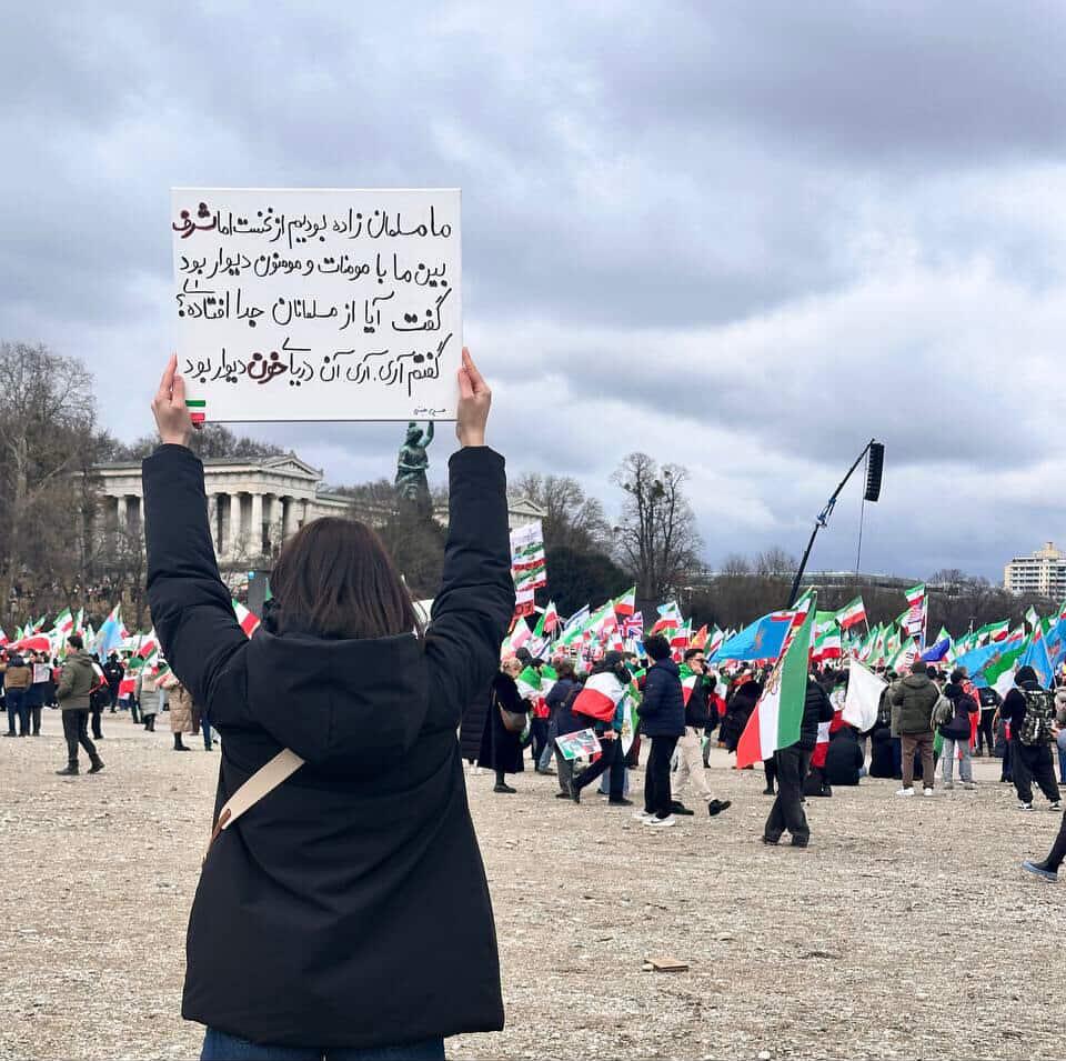 hossein_jannati's tweet photo. .
این هم سهم من از مونیخ
هموطنی دوبیت از یکی از غزل‌ها را در دست دارد. https://t.co/EpBg1Nreom