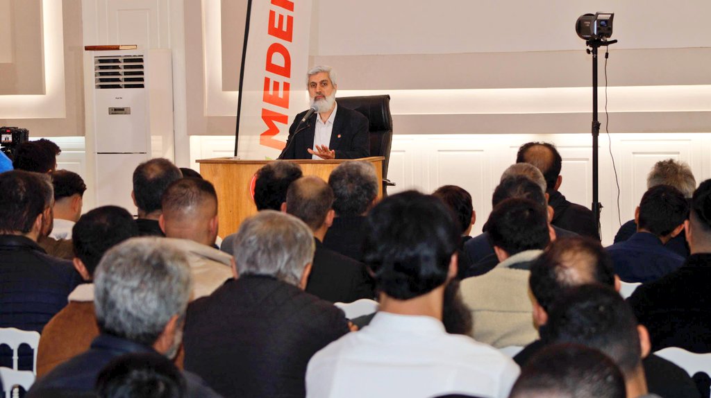 Alparslan Kuytul Hocaefendi konferans vesilesiyle gittiği Antalya'da konferans sonrası talebeleri ve sevenleri ile hasbihal etti.

AlparslanHoca Antalyada
#FurkanKonferansları