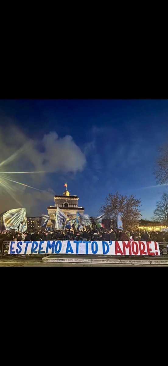 a_giovagnoni's tweet photo. Quanto mi fanno schifo quelli che fingono di non capire. Quelli che entrano come si entra a teatro. Senza veleno,senza passione, senza vergogna,senza alcun utile motivo.Potranno fare e dire ciò che vogliono… non potranno mai chiamarsi Laziali. #lazio https://t.co/02cnIFIaWi