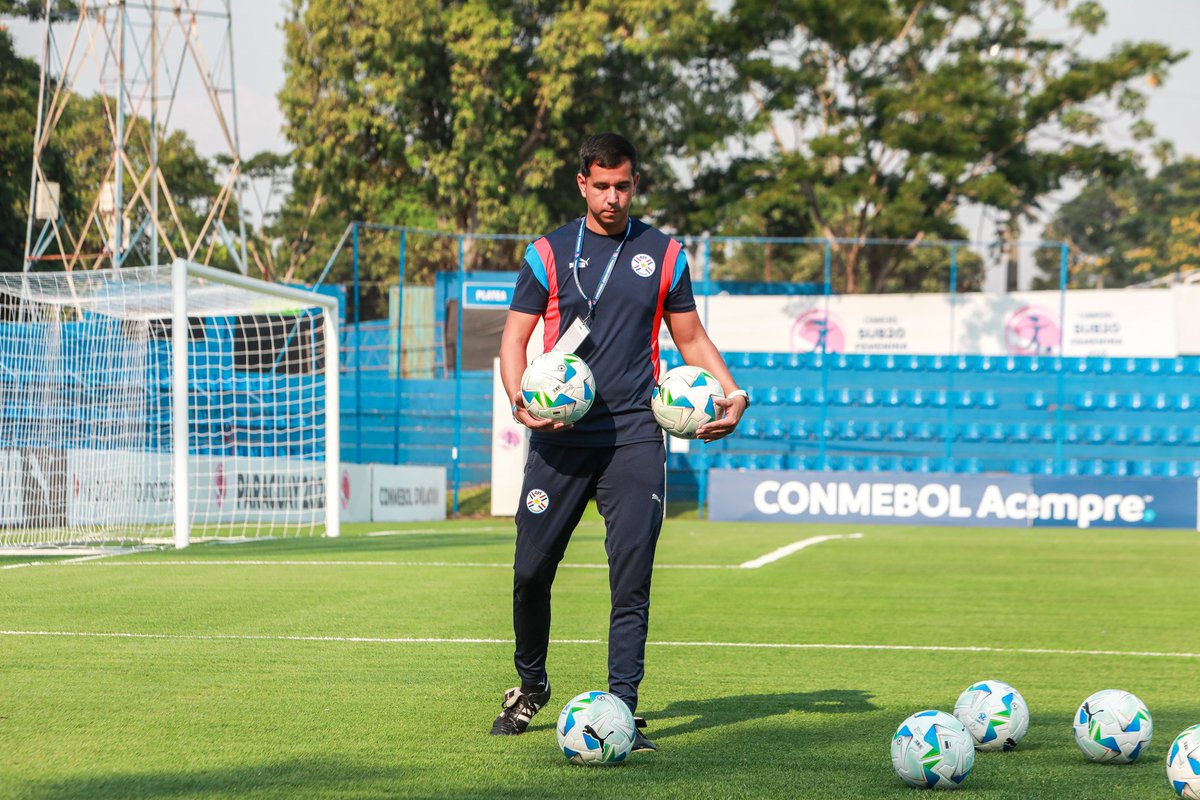Viviendo la hermosa experiencia de estar en la Albirroja y representar a tu país,Gracias Dios y La Virgen por tremenda Bendición y a mis Angeles que siempre me acompañan que son Mi Mamá y Papá 🙏🏽🙏🏽🙏🏽🇳🇱🇳🇱🇳🇱🙌🏽👏🏽👌🏽👊🏽💪🏽👍🏽⚽️🧤🥅