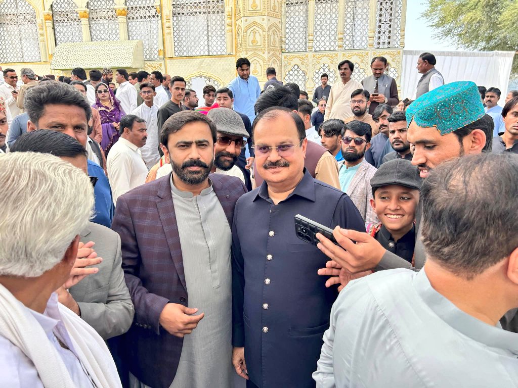 مٹھی، تھر پارکر: پاکستان پیپلز پارٹی ضلع حیدرآباد کے سیکرٹری اطلاعات ، ٹائون چیئرمین عمیر مولا بخش چانڈیو نے ایم این اے ڈاکٹر مہیش کمار ملانی کے بھتیجوں کی شادی کی تقریب میں شرکت کی.
<a href="/UmairMBChandio/">Umair Moula Bux Chandio</a> <a href="/MaheshMalaniPPP/">Dr Mahesh Malani</a>