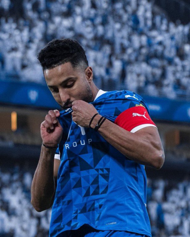 سالم الدوسري من اعظم الشخصيات ب كورة القدم

شخصية تاريخية لن تتكر بالكورة السعودية ابداً
لاعب يعرف حجم الضغط الي يكون عليه ويتداركه بسهولة
صارت عليه حملة مع المنتخب وطلع منها

مع الهلال حجم الضغط اكبر كونه يلعب ب اكبر نادي اسيوي 
لاعب حاسم و يضهر بالقمم

اسطورة الكورة السعودية 🐐