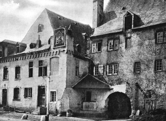 In diesem Haus (links, Aufnahme ca. 1906)  an der Mosel in meinem Heimatlandkreis Bernkastel-Wittlich wurde #Cusanus im Jahr 1401 geboren.