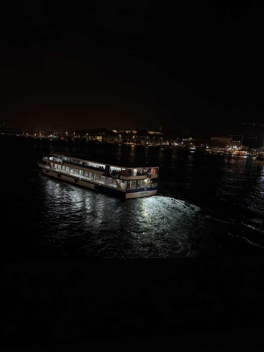 onunla gideriz dediğim yerlere uzun zaman sonra yine onsuz geldim. nerdesin o ?