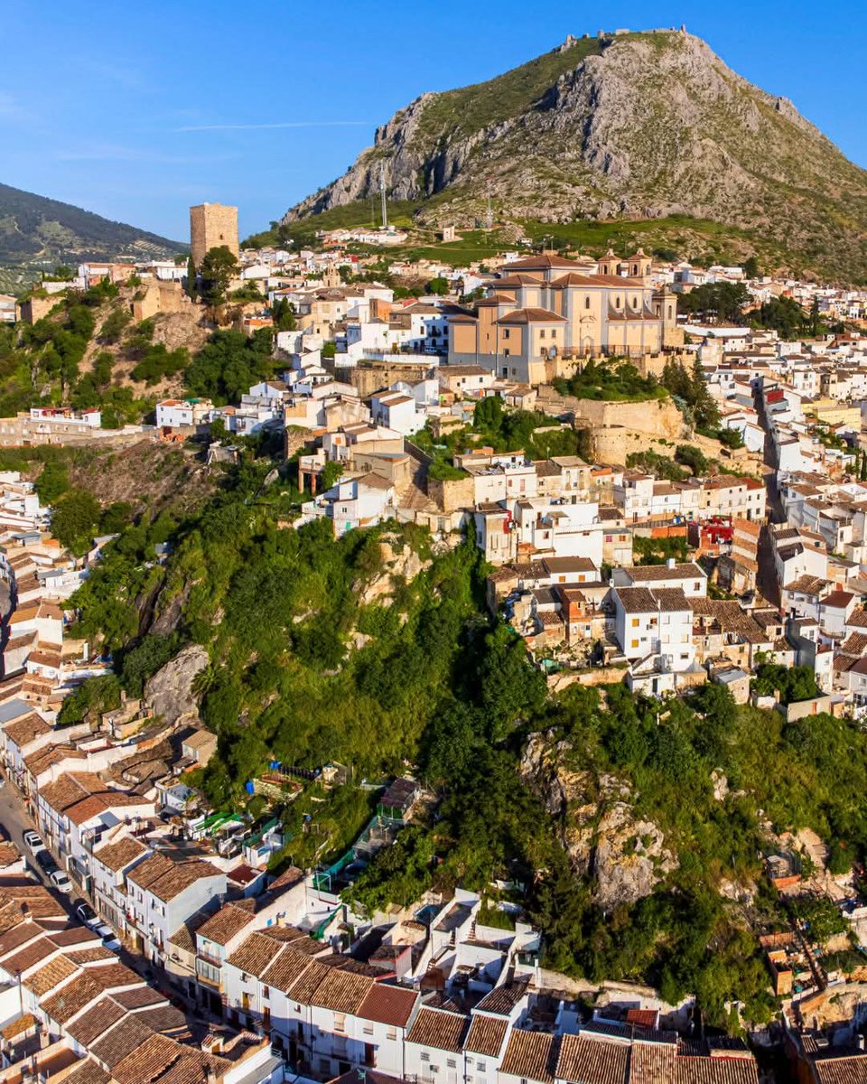 PUEBLOS DE JAÉN 
 Martos, Capital de la Encomienda Calatrava. Con un paisaje muy especial: la Peña de Martos, las casas blancas en la ladera y el mar de olivos.