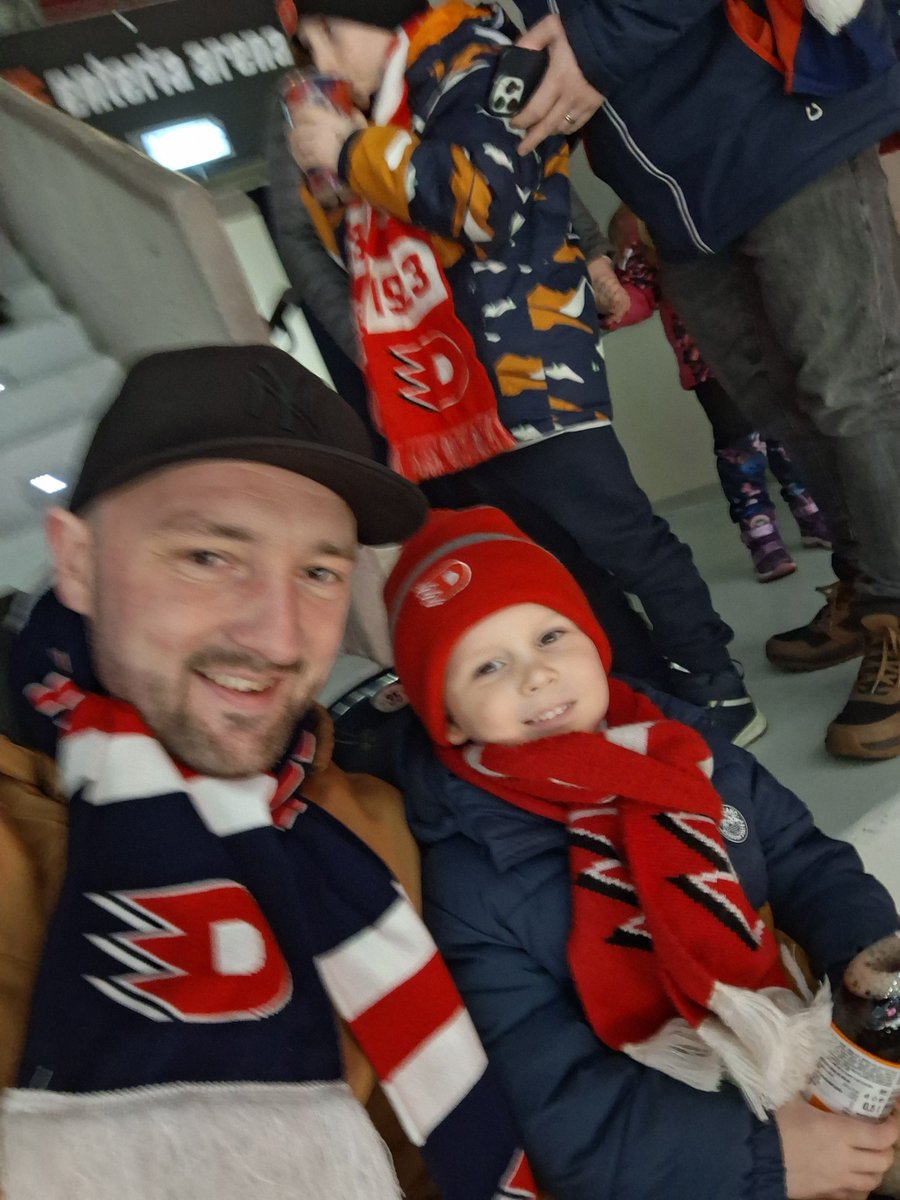 Aby to nezapadlo, tak mladej byl včera poprvé na hokeji🥰

Každopádně při gólu Víta Macka mě chytla vzpomínka na goal horn z dob zlatých i těch těžkých. 
A skvělá podpora fans bega, bylo jich pár, ale kam se hrabe df🫡