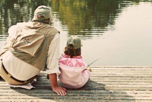 كنت أظن أن غيابك يا أبي سيكسر قلبي فقط، ولم أكن أعلم أنه سيكسر ظهري أمام الجميع، حتى الذين من دمي. رحلتَ فاستقوى عليَّ القريب قبل الغريب، وأصبحوا يرون في حزني ضعفاً وفي وحدتي فرصة. ليتك تعود لترى كيف ضاقت بي الدنيا وسط أهلي، وكيف أصبحتُ غريبة في الدار التي كنتَ أنتَ أمانها الوحيد