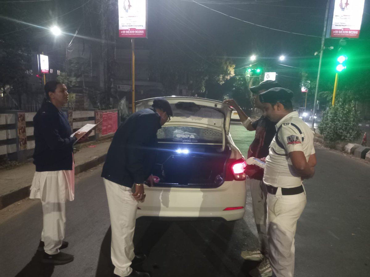 bidhannagarpc's tweet photo. Naka checking going on at different important locations under Bidhannagar Police Commissionerate., Shri Ishan Sinha, IPS, ACP South, Bidhannagar has been supervising night policing at different points.
#bdnpc
#bidhannagarpolice
#specialnightpolicing https://t.co/AD0RscAcda