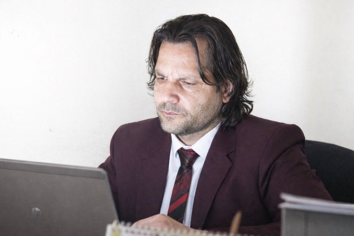 عزت را نمی‌شود پوشید؛ عزت را باید بود.
مبارزه را نمی‌شود در فیس بوک ادعا کرد

مبارزه را باید با وجدانِ پاک ثابت کرد
گفتند ما قهرمانیم، ما جهاد کردیم
اما در تاریکی، وطن را معامله کردند و جیب‌های خود را پر ساختند
امروز بارِ اشتباهات‌ و گنده‌گی شان را بر دوشِ نسل جوان گذاشتند.