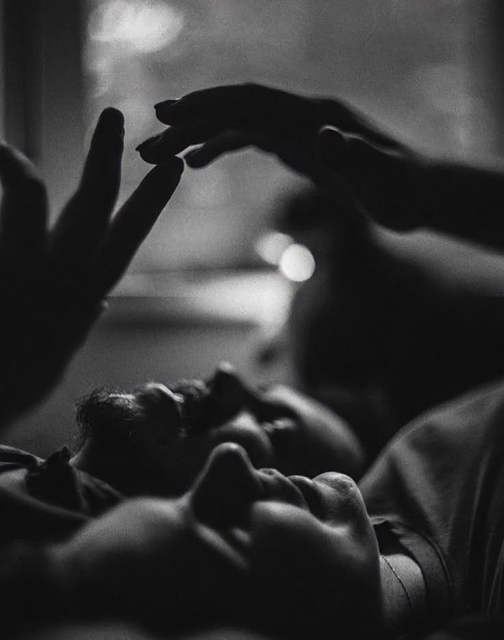 Sandrivaliente's tweet image. El sábado te los robó,
el domingo te los devuelve:
Mira, son tus versos.
No los que prometías,
al oído,
vestidos de quizás
entre penumbra y hielo.
Son los que esperaban,
pacientes,
hacerse de carne y hueso,
los que no necesitan boca,
los que se hacen sal,
magia y cuerpo.