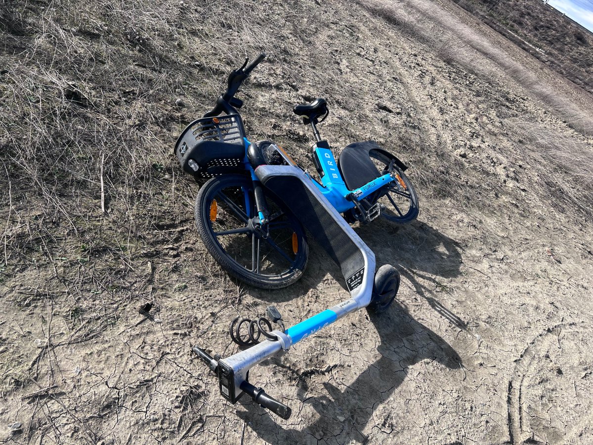 A ver si los chicos de <a href="/BirdRide/">Bird</a> en España se dan una vuelta por el término municipal de <a href="/aytogetafe/">Ayuntamiento Getafe</a> que tienen unos pocos pájaros fuera del nido. A alguno le queda batería, así que deben saber su posición por el GPS. Parece que en barro no funcionan bien del todo...