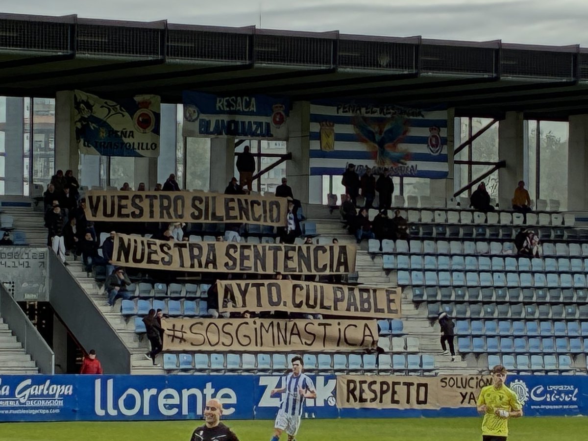 'Vuestro silencio = Nuestra Sentencia. <a href="/Torrelavega_es/">Ayuntamiento de Torrelavega</a> culpable #SOSGimnástica'

Muy dura la pancarta de la afición de la <a href="/RSGimnastica/">RS Gimnástica de Torrelavega</a> después de seguir sin solución con el estadio.

📸 <a href="/Marc_Gimnastico/">Marcador Gimnástico</a>