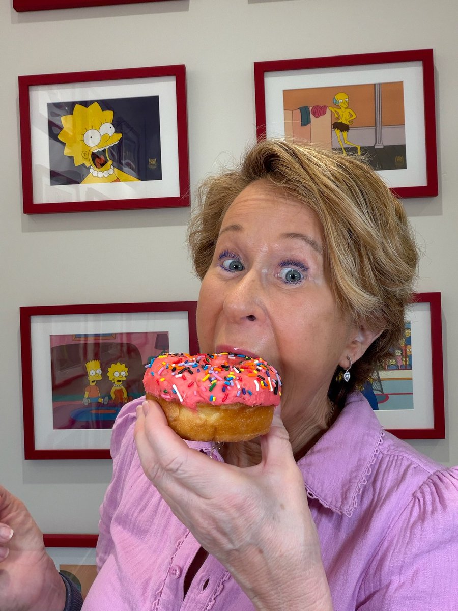 Tonight, we celebrate 8️⃣0️⃣0️⃣ episodes of <a href="/TheSimpsons/">The Simpsons</a> with donuts and deepest appreciation for each and every one of you who has watched and loved our show over the years. We couldn’t have done it without you. 
xoxo 🍩💛🙏🎉