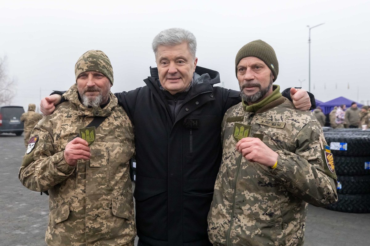 SpravaHromad's tweet photo. Друзі… ох.
Маємо зізнатися.

Ми показуємо вам не все.
Не всі рукостискання. Не всі усмішки. Не всі ті “дякуємо”, сказані трохи хрипким голосом на вітрі.

Багато чого лишається за лаштунками дописів — між передачею техніки і дорогою назад, між коротким “тримайтеся” і міцним “обіймаю”.

Але сьогодні ми хоча б спробу��мо передати вам це —
ці емоції.
Ці щирі усмішки.
Ці впевнені 👍 від військових.
І те світло в очах, яке з’являється, коли вони розуміють: про них пам’ятають.

Кожен такий “лайк” на фото — це не просто жест.
Це знак: допомога доїхала. Працює. Рятує. 💙💛

Ми — лиш�� ланка в ланцюгу підтримки.
Ми тільки передаємо.

На фронт — вашу допомогу.
Назад — їхню вдячність.

І повірте, вона важить більше за будь-які слова.

Бо за кожною передачею стоїте ви.
За кожним фото з піднятим великим пальцем — ваш донат.
За кожною усмішкою — ваша небайдужість.

Дякуємо, що ви — той тил, який не підводить.
Дякуємо, що тримаєте стрій разом із нами.

Працюємо далі. Передаємо далі. Перемагаємо разом. ✊🔥

💳 Реквізити для #допомогаЗСУ (зручні, клікабельні, у т.ч. - у різних валютах, криптовалютах та системах платежів):
https://t.co/Ai9c15wPJK