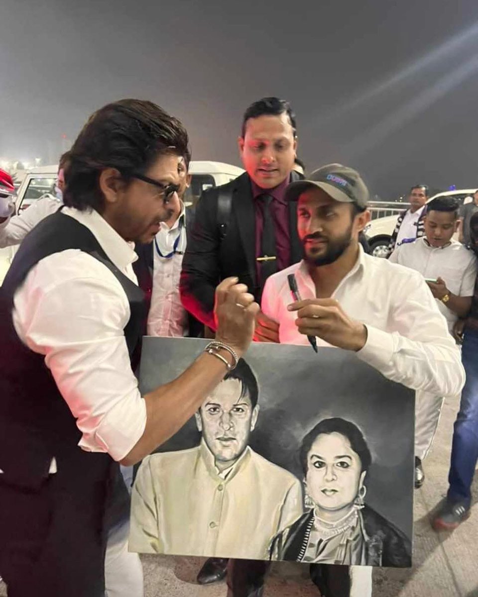 King Of Hearts when a FAN asked for His autograph on this heart-melting painting 
#ShahRukhKhan  #kingkhan