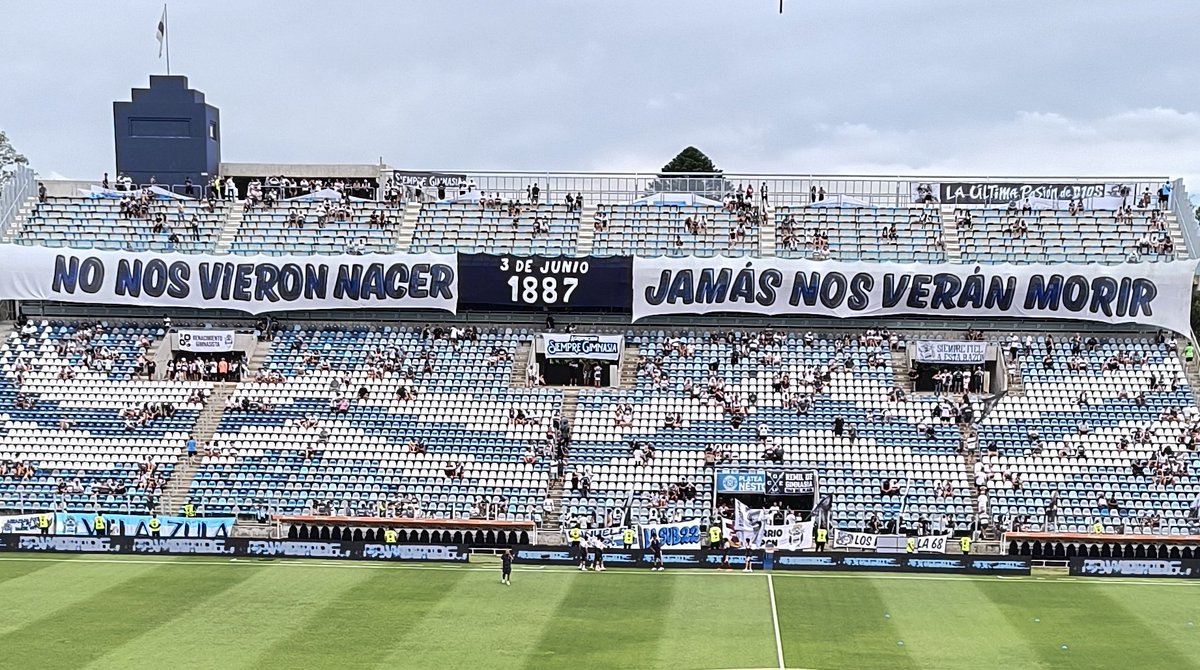 AgusZabaleta95's tweet photo. 📌 La nueva bandera de #GELP🇫🇮 que se luce en la Platea H.

▶️ "No nos vieron nacer, jamás nos verán morir" https://t.co/SKDloowV32