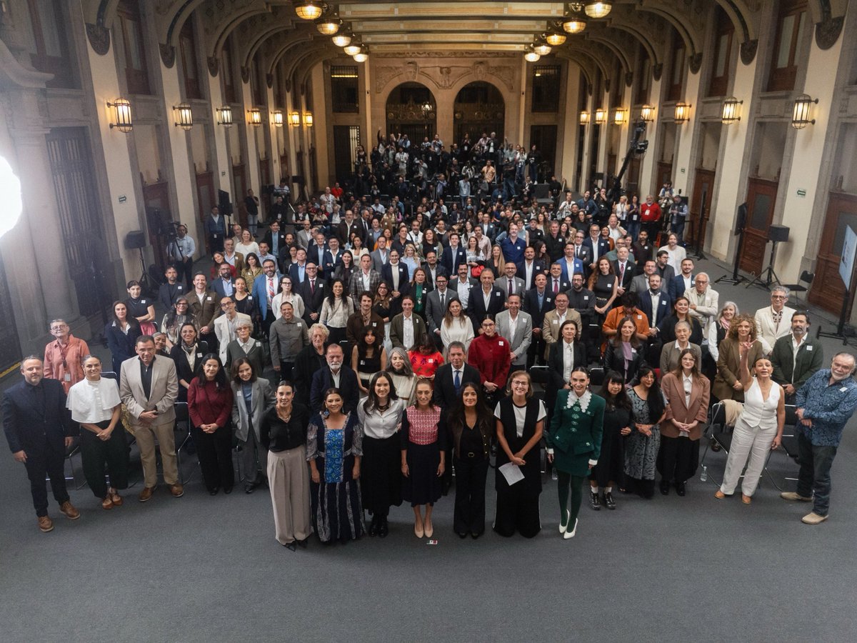 GobiernoMX's tweet photo. En Palacio Nacional, la presidenta @Claudiashein anuncia incentivos para la industria cinematográfica y audiovisual en México. 

El objetivo es fortalecer el cine nacional y atraer producciones internacionales para generar empleos y formar talento en nuestro territorio. https://t.co/NHKMULdnmQ