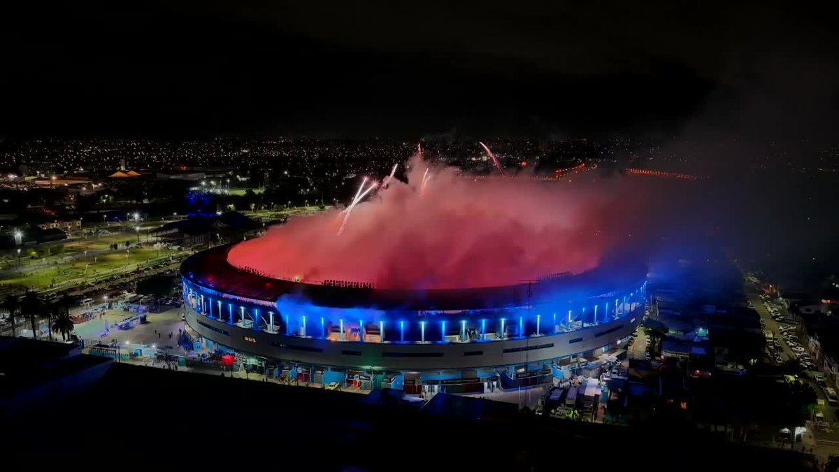 El único club del mundo que recibe al equipo con el color del clásico rival también, digamos todo.