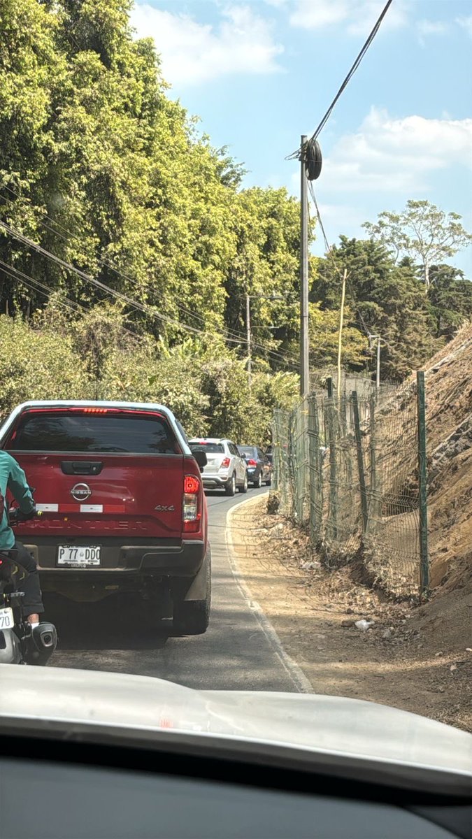 amgranillo's tweet photo. Intransitable la callecita bajando de Comasagua hacia la carretera al puerto 24/7 365.  HELP!!! 🙏🏻@VMTElSalvador  @HenryFloresST https://t.co/9PDE6GfIXh