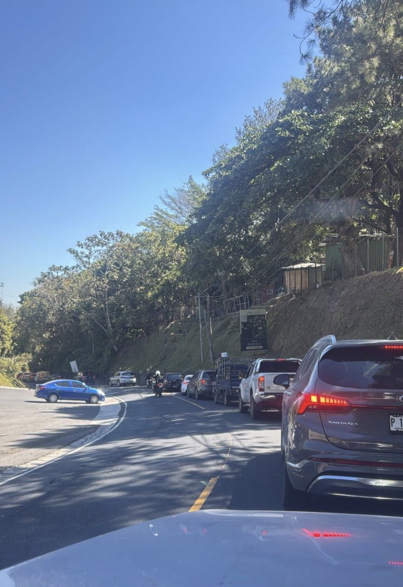 amgranillo's tweet photo. Intransitable la callecita bajando de Comasagua hacia la carretera al puerto 24/7 365.  HELP!!! 🙏🏻@VMTElSalvador  @HenryFloresST https://t.co/9PDE6GfIXh