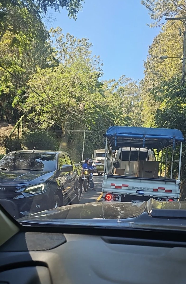 amgranillo's tweet photo. Intransitable la callecita bajando de Comasagua hacia la carretera al puerto 24/7 365.  HELP!!! 🙏🏻@VMTElSalvador  @HenryFloresST https://t.co/9PDE6GfIXh