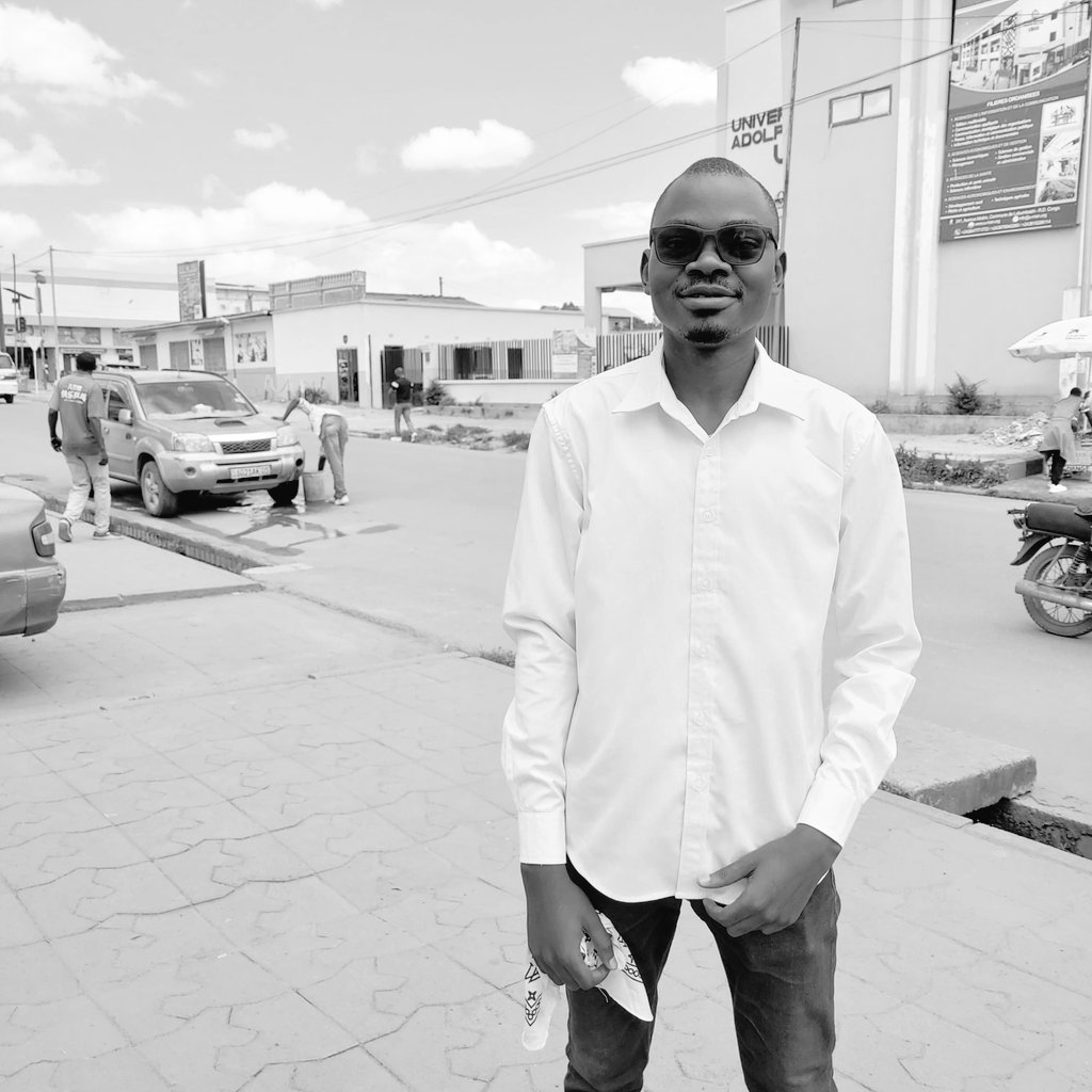 L’Afrique ne manque pas d’intellectuels. Elle manque d’intellectuels visibles.
Si tu comprends les enjeux géopolitiques, parle.
Si tu maîtrises l’histoire, écris.
Si tu analyses le pouvoir, publie.
Le silence ne protège pas les idées.
Il les enterre.
Aujourd’hui, décide d’occuper